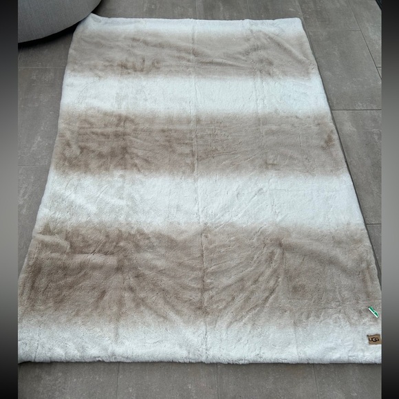 UGG NEW Reversable Faux Fur throw